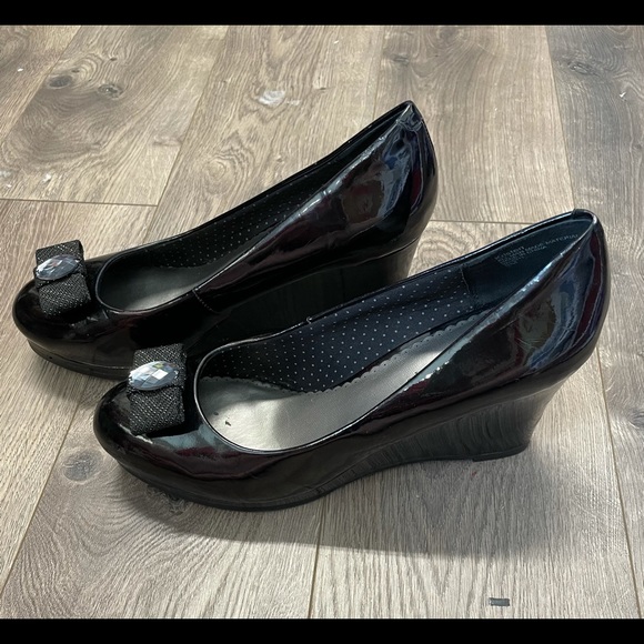 Lindsay Phillips changeable patent wedge - Picture 4 of 13